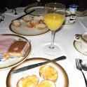 Un repàs: suc de taronja, cafe amb llet, valencianes, iogur, torrades de pa amb mantega i melmelada. La poma i el platan per endur-nos-ho.
