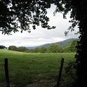 Sota els arbres va la pista, una ulladeta cap les muntanyes s'aprofita per prendre l'instàntania.