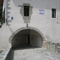 La porta a la fi del pont.