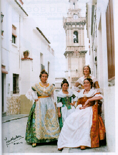 Se�oritas ataviadas con t�picos trajes de Fallera, al Fondo Iglesia Sta. Mar�a